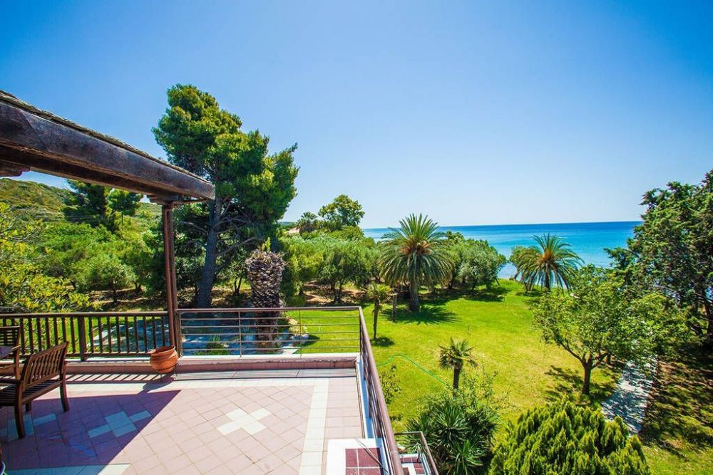Beachfront villa Halkidiki, Rent Villas Greece, houses in Greece ...